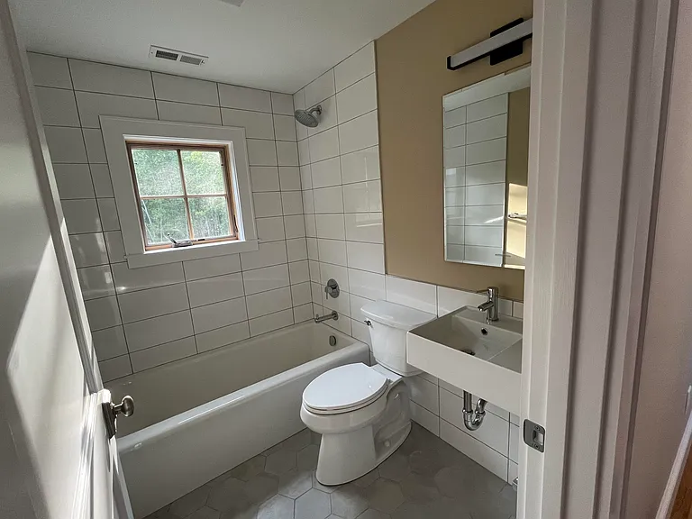 Second bathroom with tub