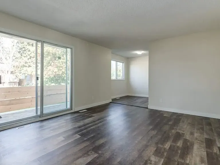 8 Greenbrook Cres E #B — Photo 1