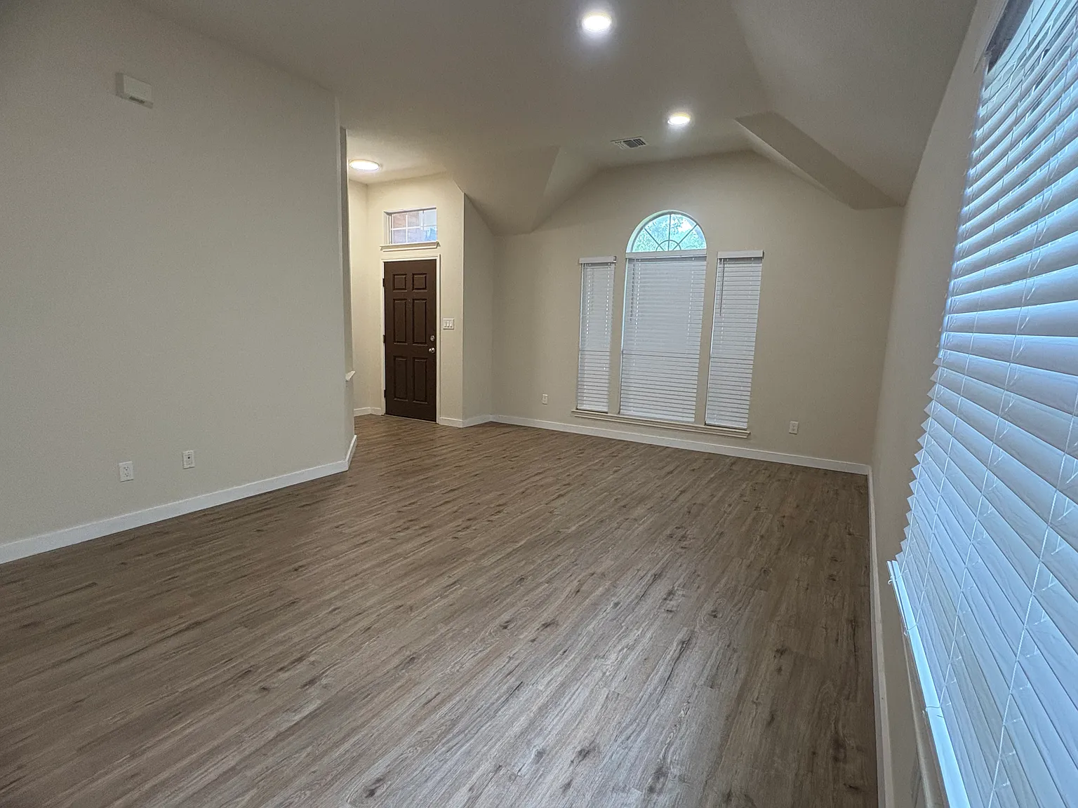 4 bed, 1886 sqft, $2,600 — Photo 3