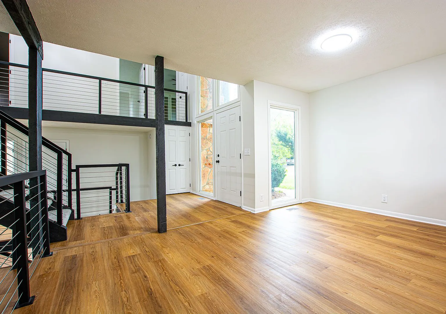 Beautifully Remodeled Modern 5 Bedroom / 3 Bath Home Near Millard North — Photo 3