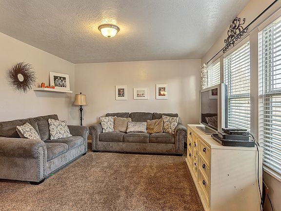 5th image of 553 W Goldenrod Way