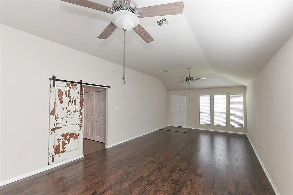 3 bed, 2.0 bath, 1563 sqft, $1,800 — Photo 2