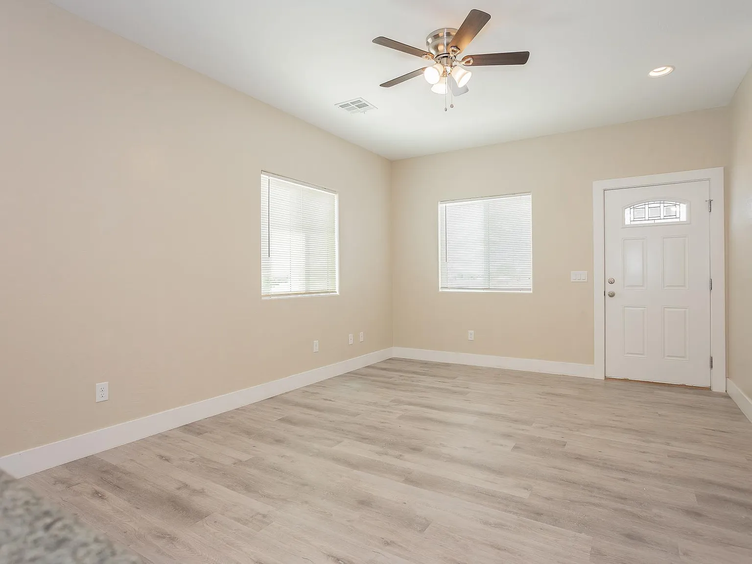 3 bed, 1100 sqft, $1,339 — Photo 3