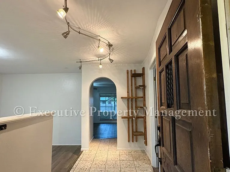 410 Jeffrey Ln — Photo 9