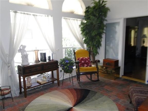 5th image of 767 Village Green Dr
