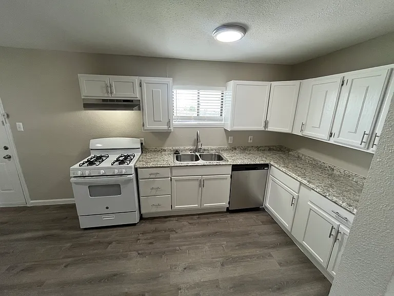 112 Derby Ln — Photo 8