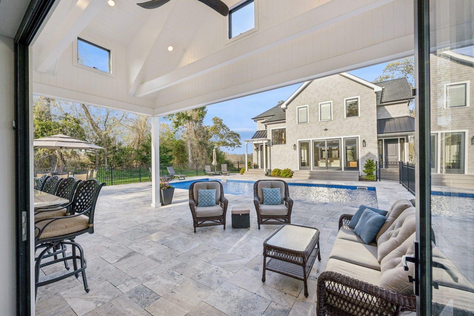  covered entertaining area