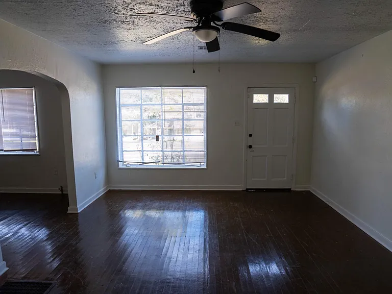 433 Lawrence Rd — Photo 3