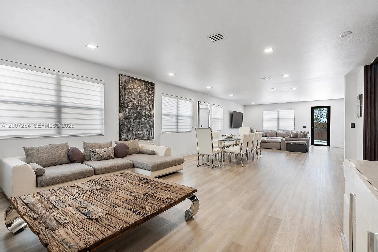 4 bed, 4.0 bath, 3128 sqft, $8,500 — Photo 2