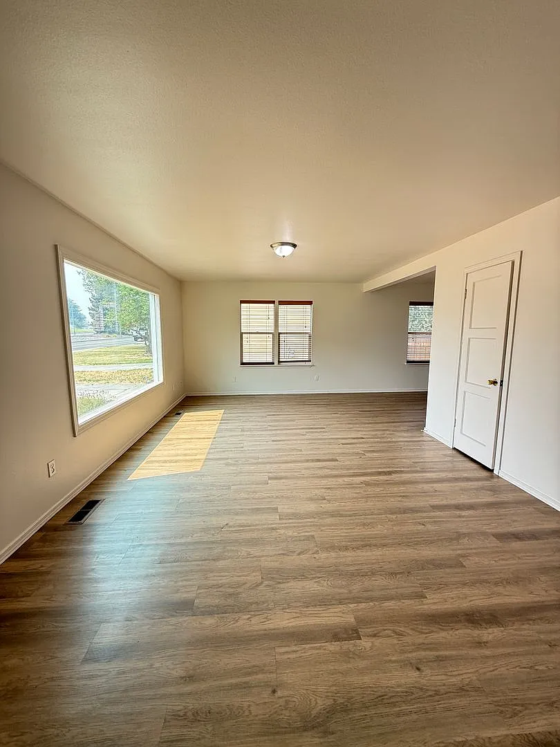 1404 Swift Blvd. — Photo 2