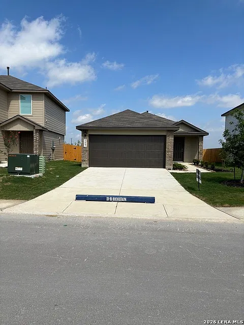 4 bed, 2.0 bath, 1572 sqft, $1,850 — Photo 2