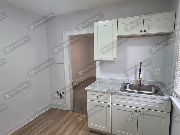 2498 Glendale St — Photo 17