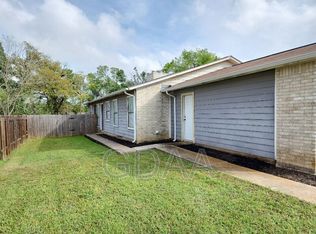 807A Lloyd Ln, Elgin, TX 78621