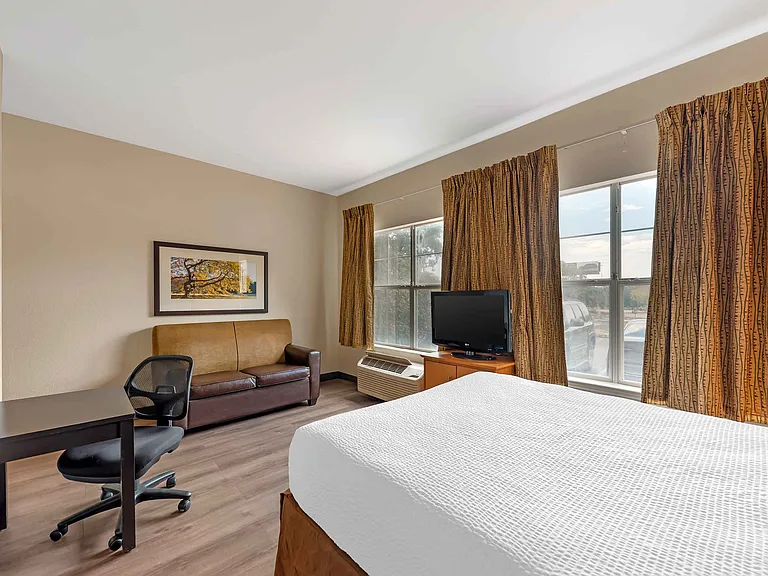 Deluxe Studio - 1 Queen Bed