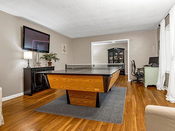 3rd image of 208 Holly Dr