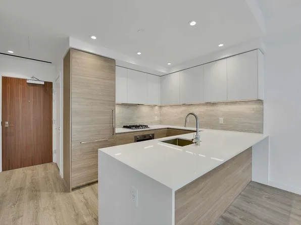680 Quayside Dr #1505, New Westminster, BC V3M 6Z6