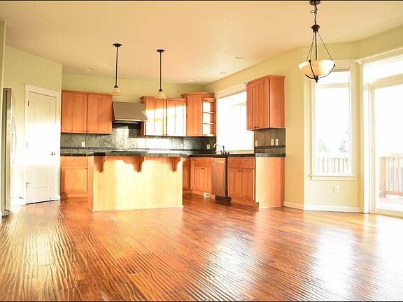 Great Room Kitchen w Breakfast Island & Room for Table