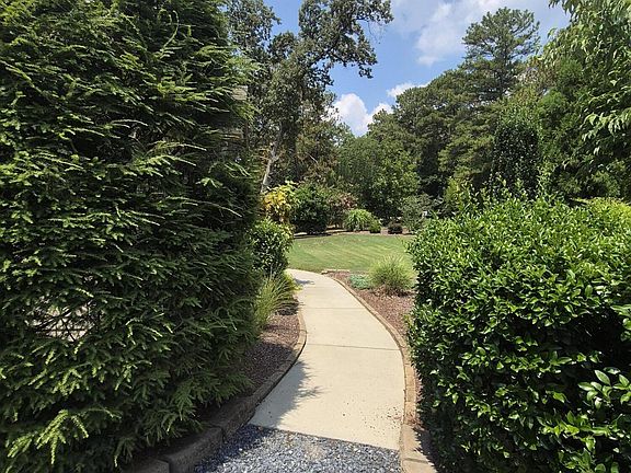 5th image of 7 Bobolink Road