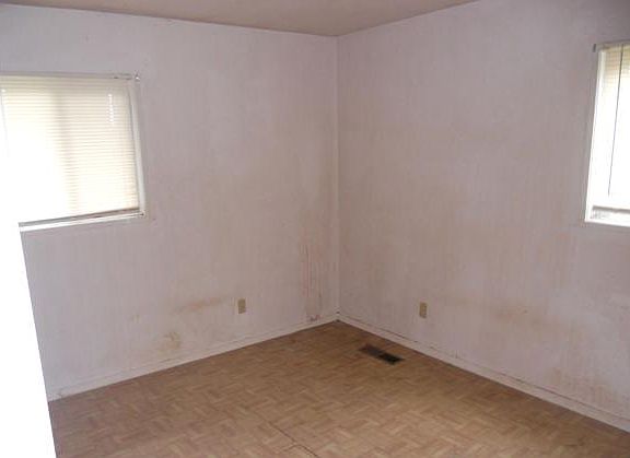 4th image of 300 Petrick Ave