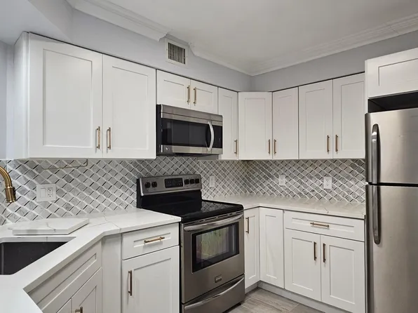 400 Scotia Dr APT 203, Hypoluxo, FL 33462