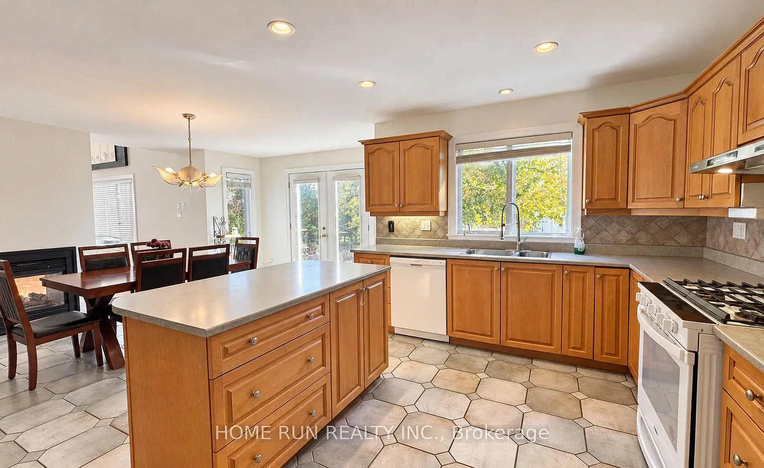 3 bed, $2,995 — Photo 4
