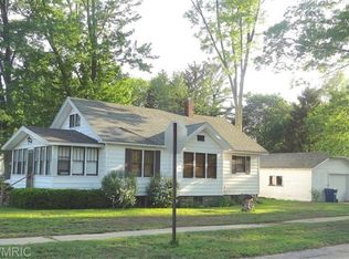 327 S Lake Ave, Spring Lake, MI 49456