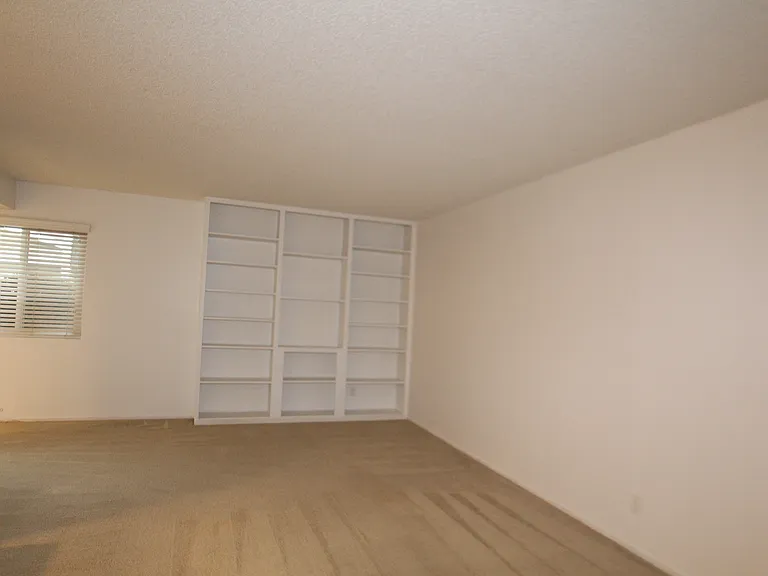 1137 Rosecrans Ave — Photo 7