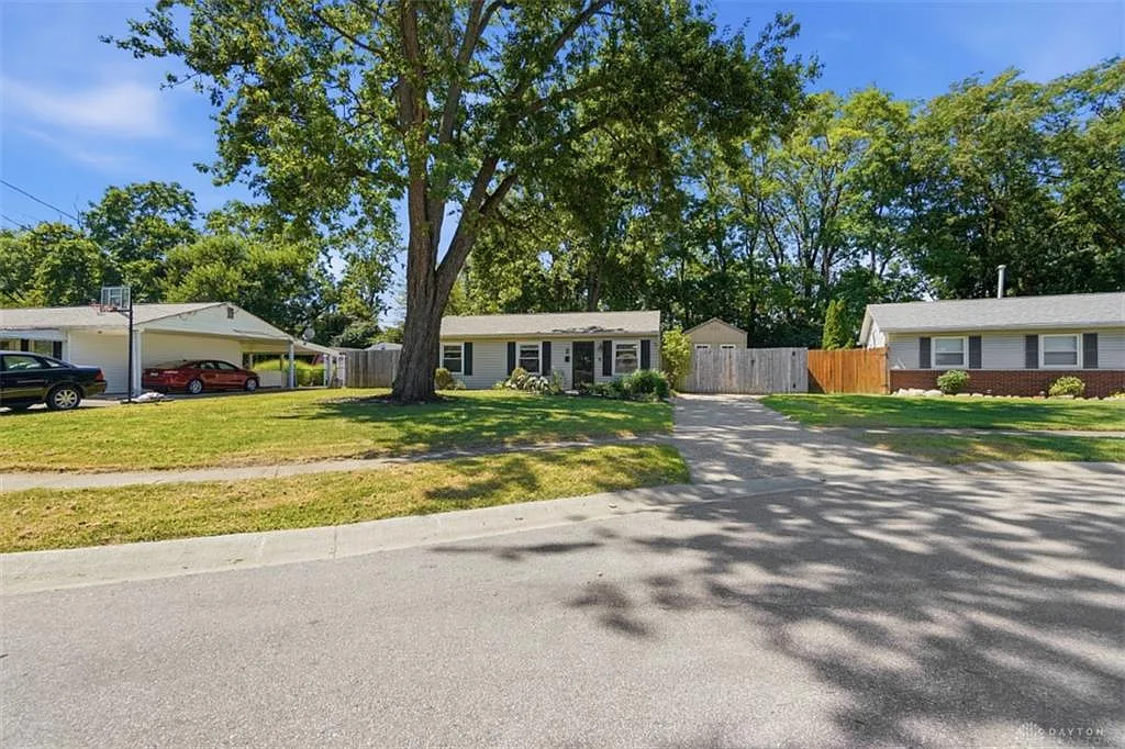 3 bed, 1.0 bath, 925 sqft, $2,025 — Photo 3