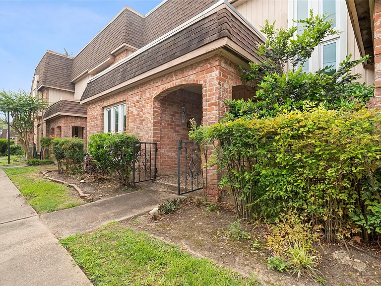 2938 Camelot Ln — Photo 3