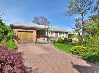 96 East St, New Hyde Park, NY 11040