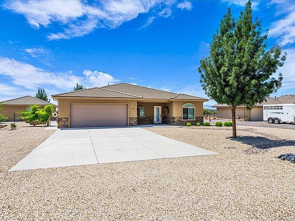 5th image of 1129 N Horsemans Park Dr