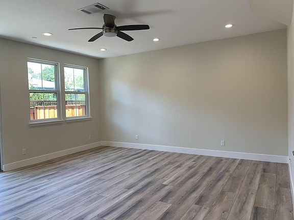 4th image of 43 Hencken Oaks Ln