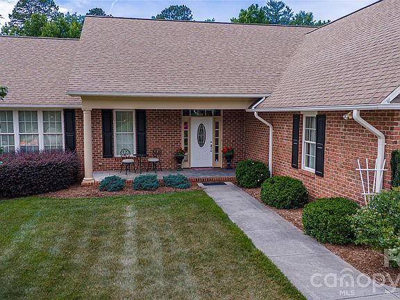 3rd image of 117 Beechmont Dr