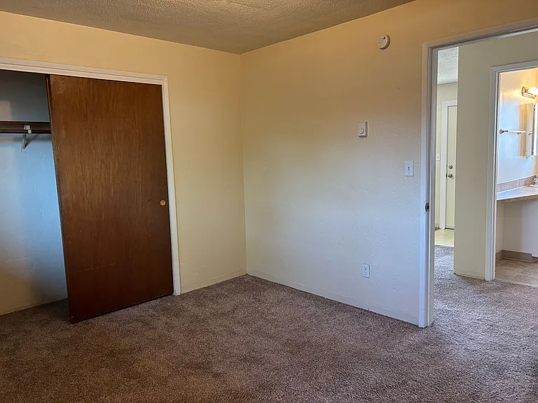 323 E 18th Aly — Photo 23