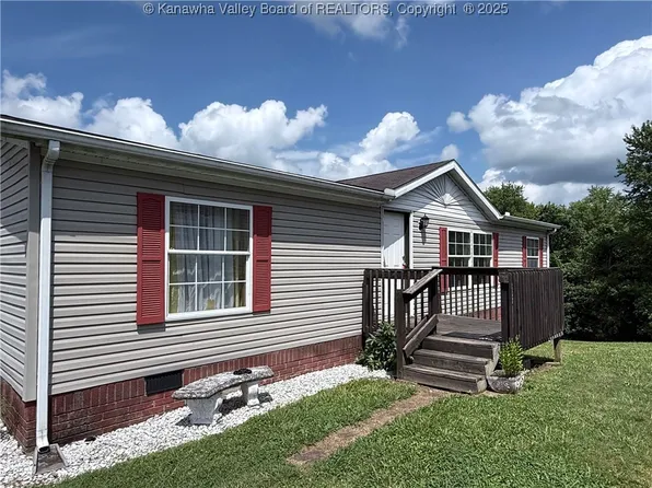 68 Highlawn Ave, Milton, WV 25541