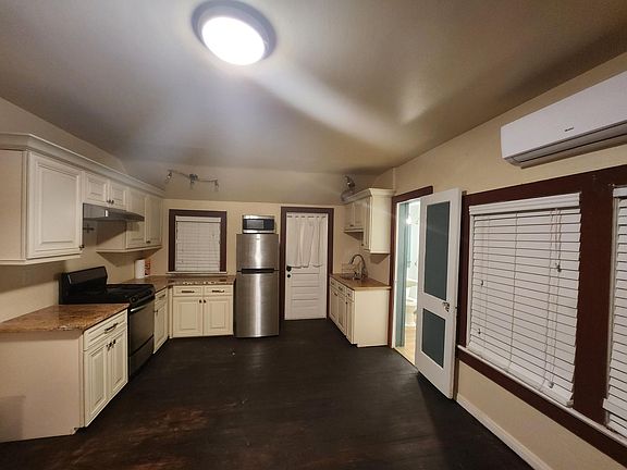 4th image of 915 N Oleander Ave
