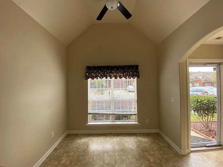 2807 Southwood Ln — Photo 3