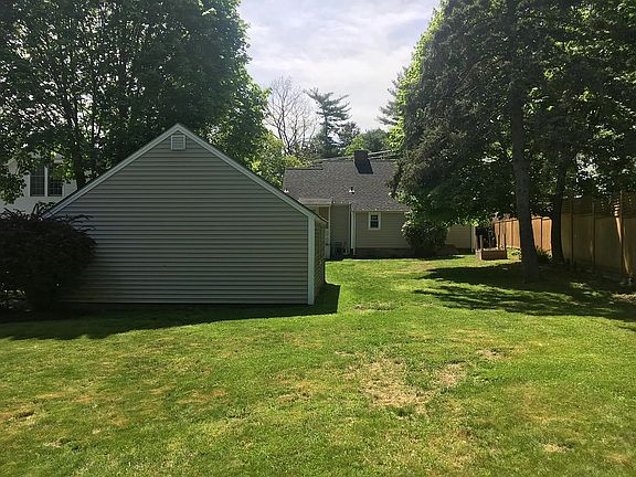 4th image of 25 Maple Ave S