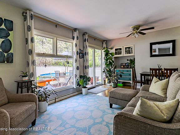 4th image of 204 E Loree Dr