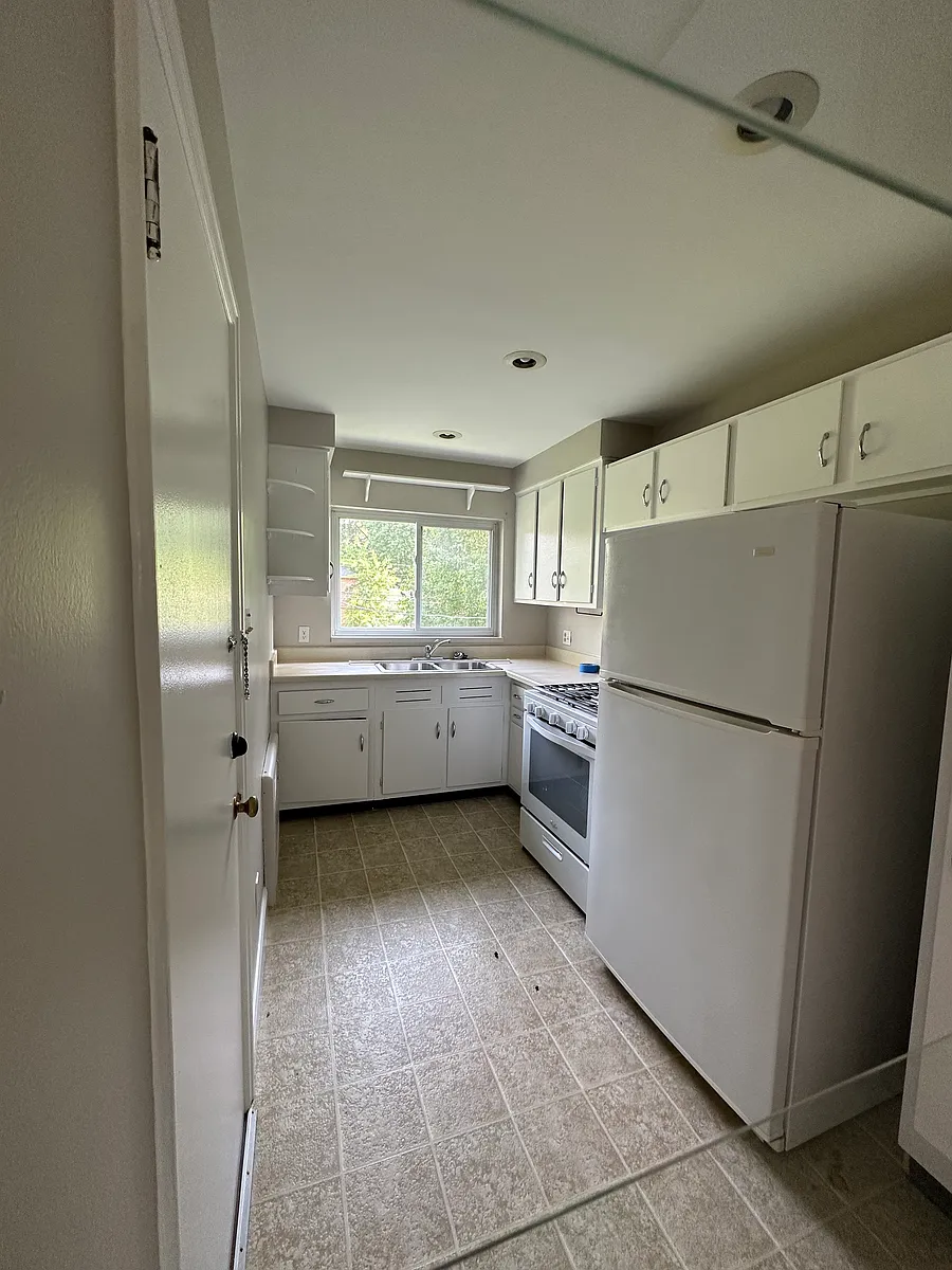 Building Photo - 430 Lonsdale Ave #430