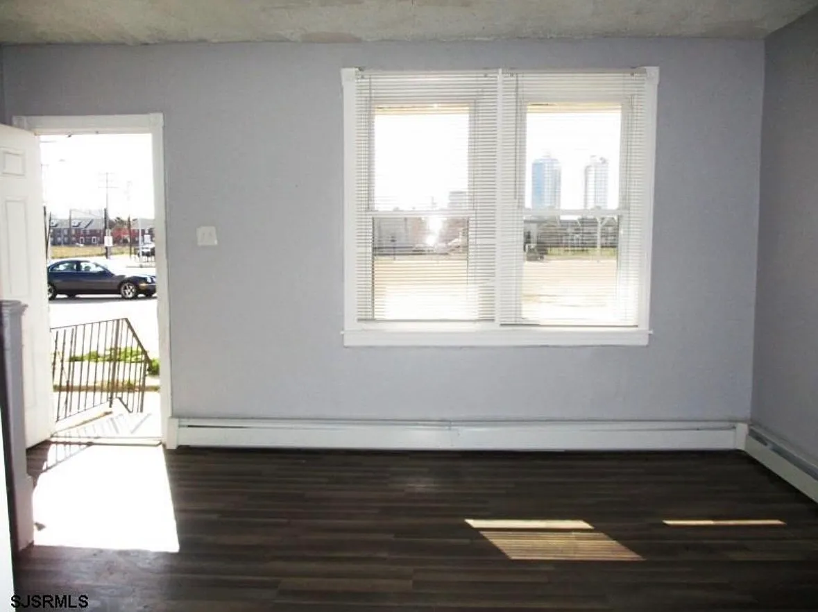 3 bed, 990 sqft, $2,300 — Photo 3