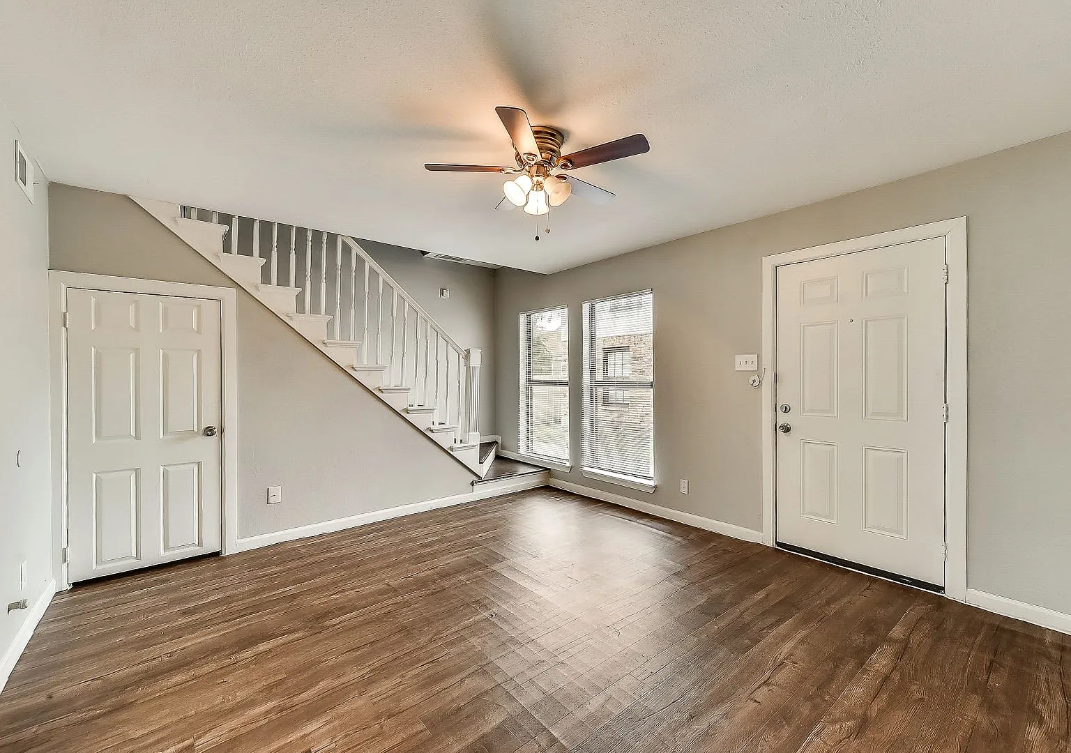 4515 E Side — Photo 3