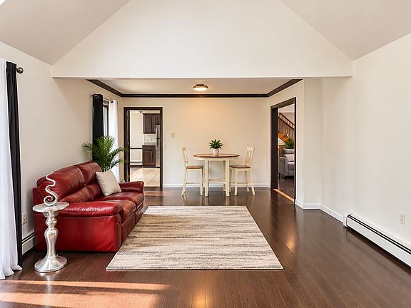 4th image of 60 Vincent Ln