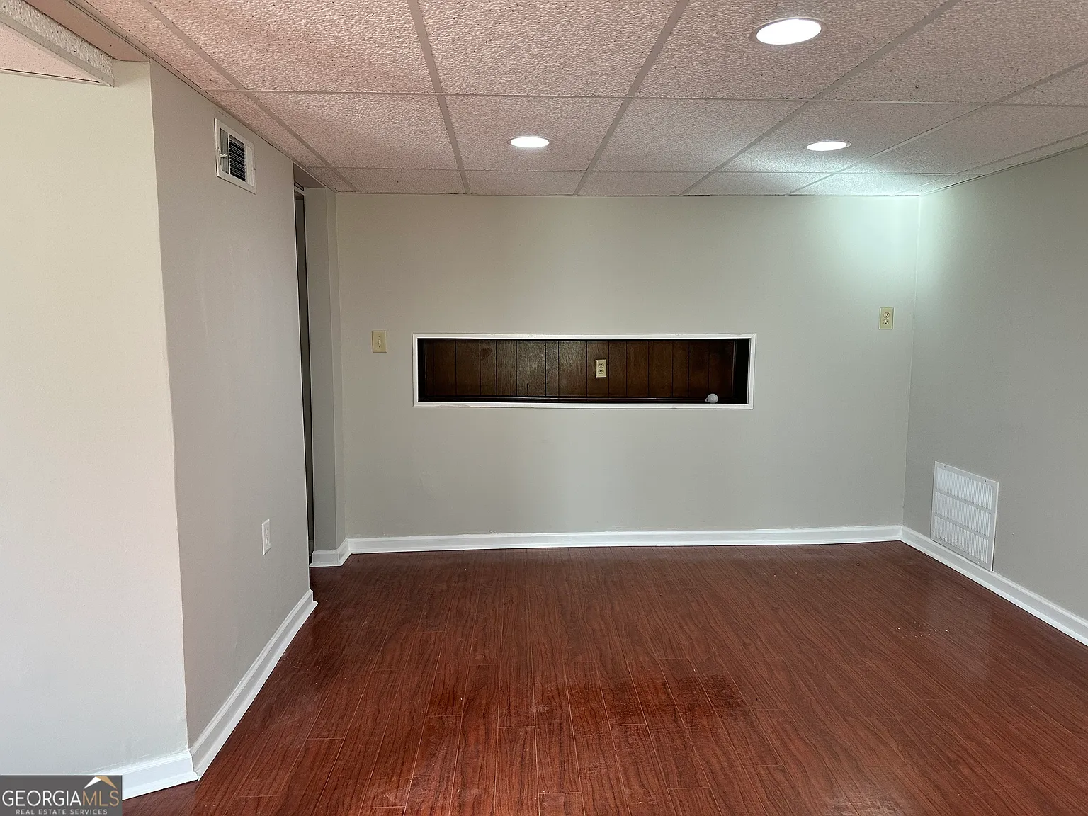 4 bed, 2.0 bath, 2267 sqft, $1,100 — Photo 2