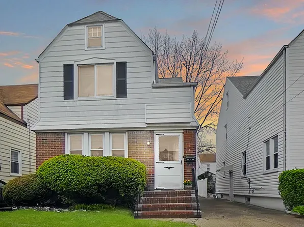 89-61 210th St, Queens Village, NY 11427
