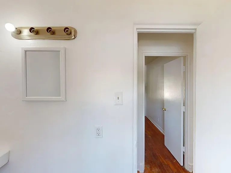 Nicely Updated 1 Bedroom Apts in Beautfiul Downtown Courtyard Complex — Photo 11