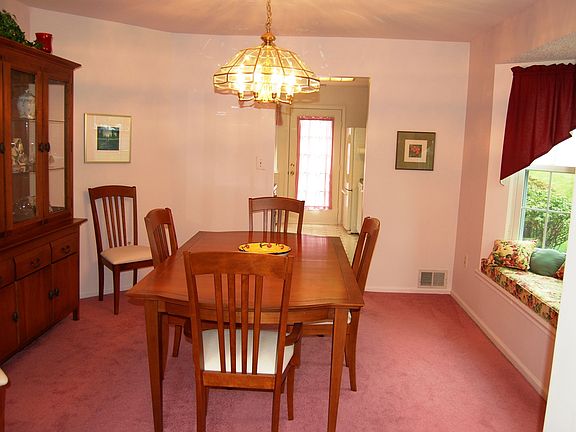 Dining Room w/Window Seat