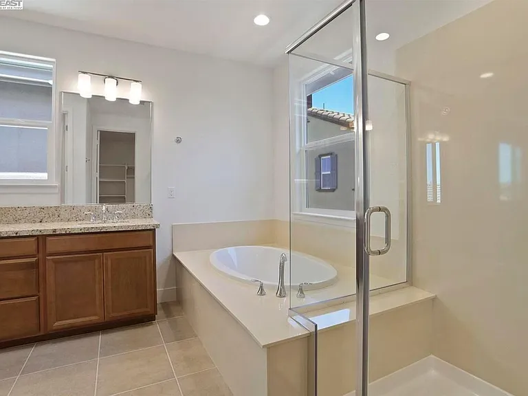 107 E Vince St — Photo 12