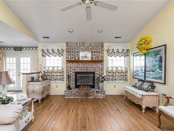 5th image of 19 Somerset Cir