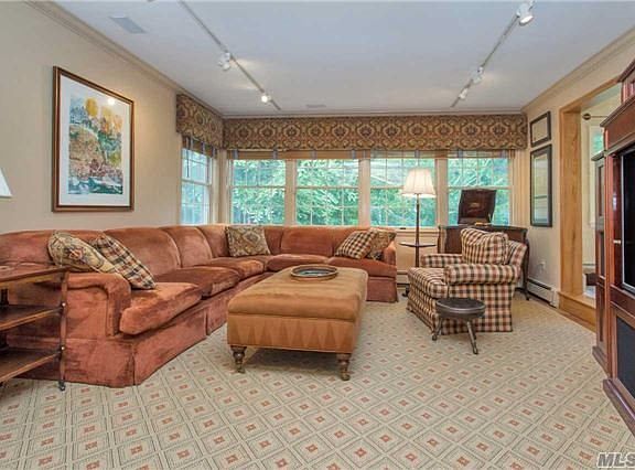 4th image of 15 Holly Ln